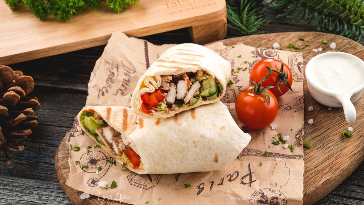 Ролл с курицей и овощами