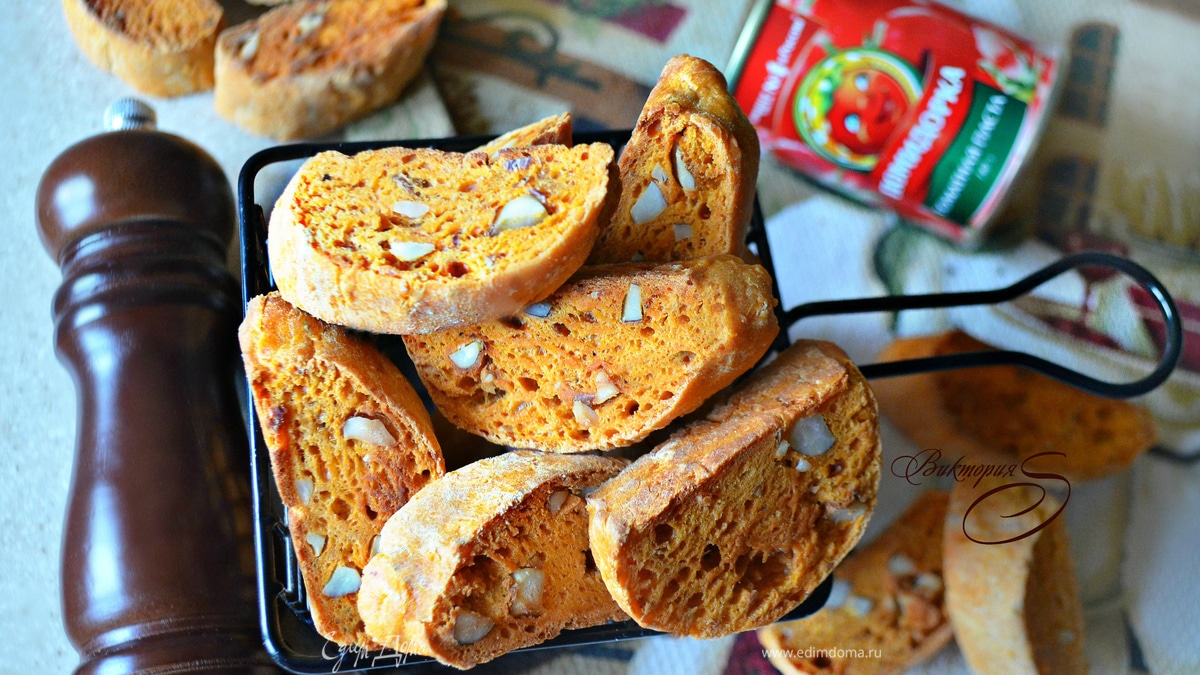 Закусочные томатные бискотти с пармезаном и миндалем