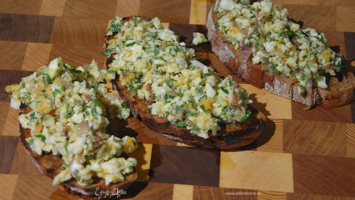 Брускетта с яйцами, шалотом и анчоусами