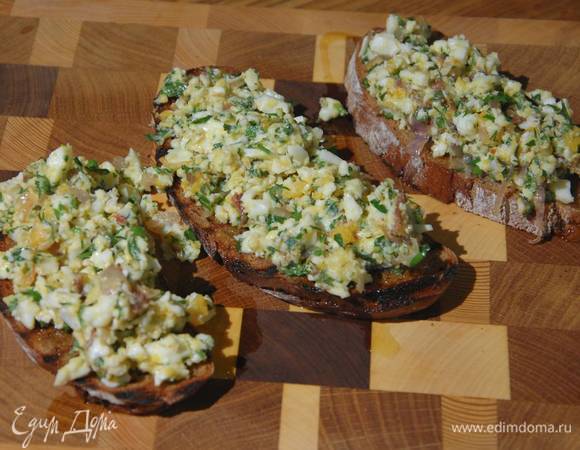 Брускетта с яйцами, шалотом и анчоусами Брускетта с яйцами, шалотом и анчоусами