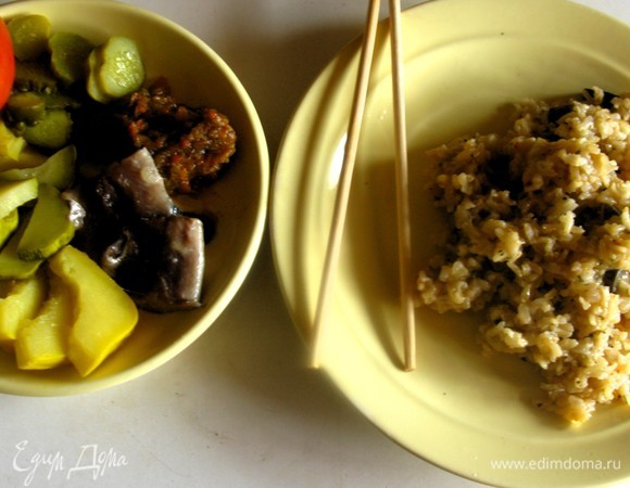 Жарено-тушеный рис с белыми грибами в сковородке Жарено-тушеный рис с белыми грибами в сковородке