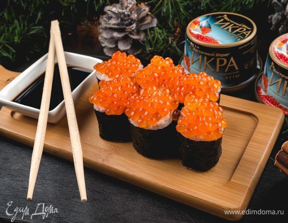 Роллы с огурцом, креветкой и красной икрой Роллы с огурцом, креветкой и красной икрой
