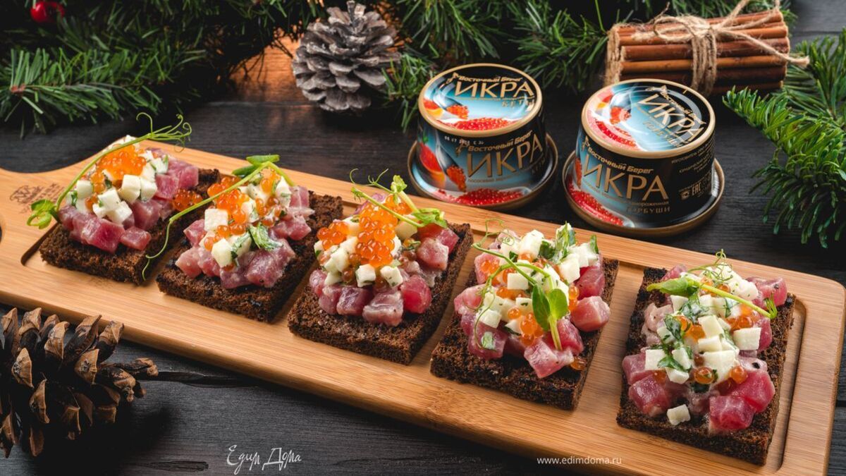 Тапас с тунцом, яблоком и красной икрой