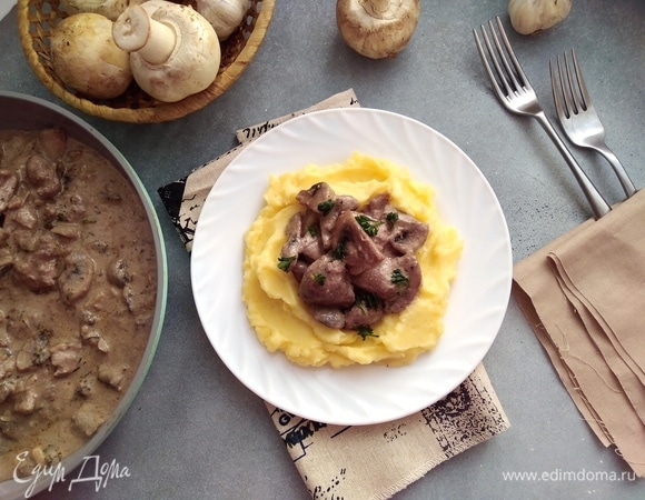 Бефстроганов из куриной печени с шампиньонами Бефстроганов из куриной печени с шампиньонами