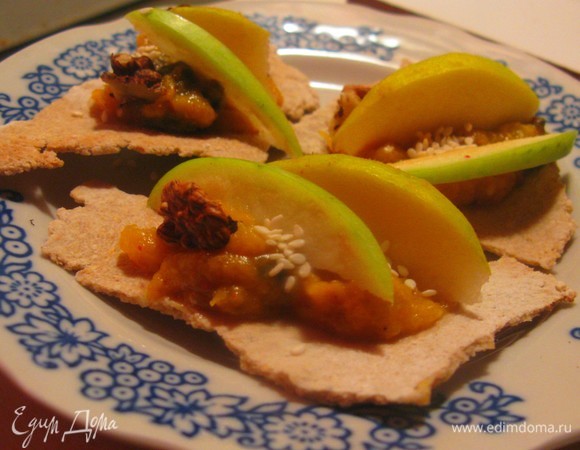 Тарталетки с белыми грибами, тыквенным муссом и айвой