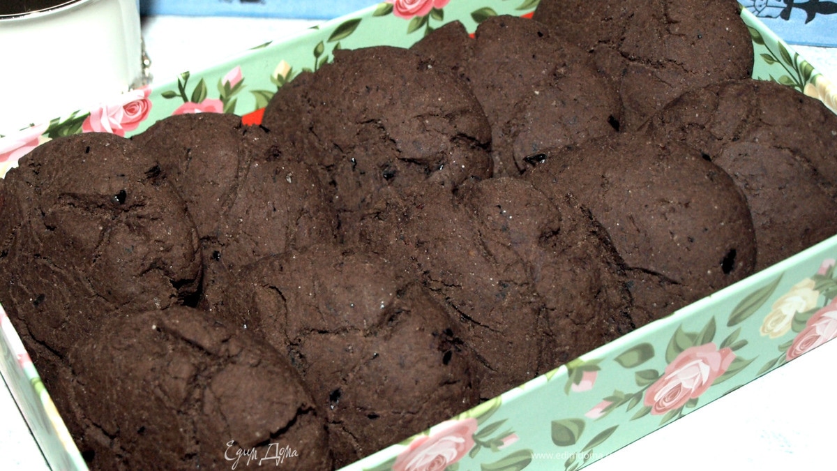 Шоколадное печенье с черной смородиной