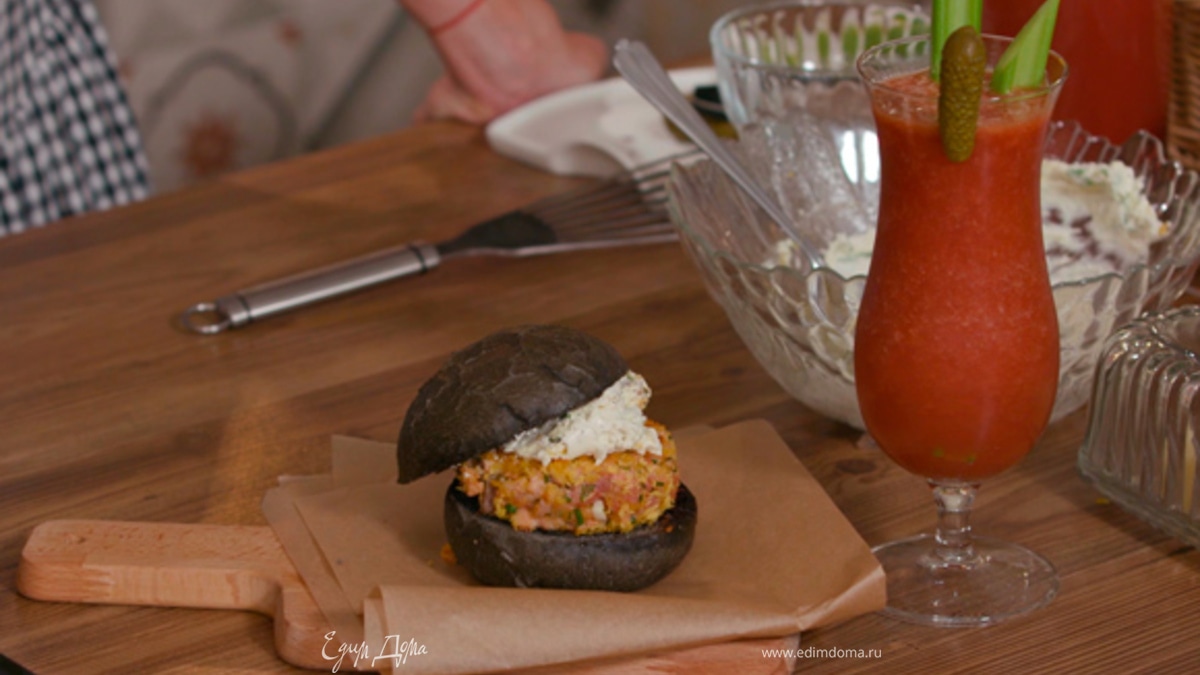 Черные бургеры с семгой и сырным соусом