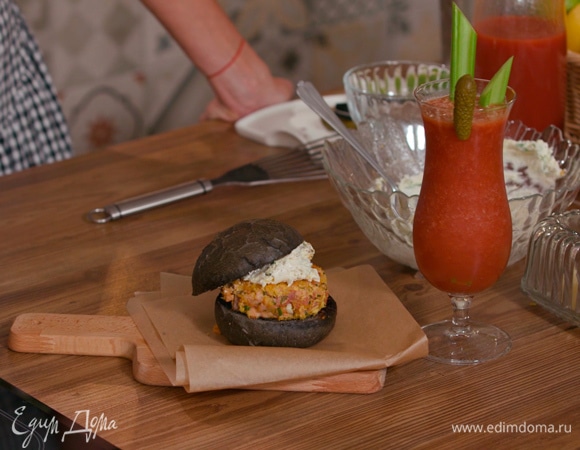 Черные бургеры с семгой и сырным соусом 