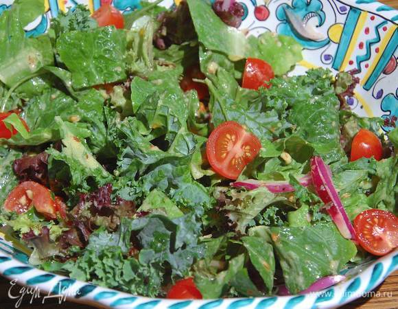 Зеленый салат с орехами и горчичной заправкой Зеленый салат с орехами и горчичной заправкой