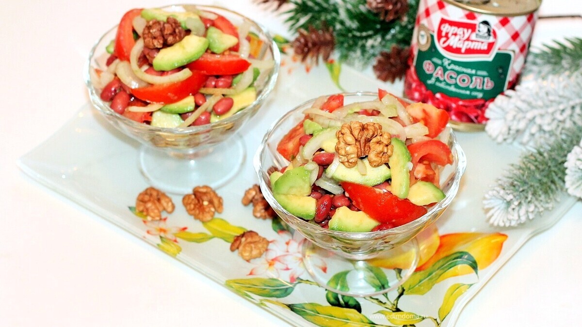 Фасолевый салат с авокадо и орешками