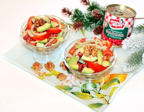 Фасолевый салат с авокадо и орешками