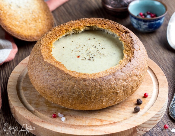 Сырный крем-суп с грибами в хлебе