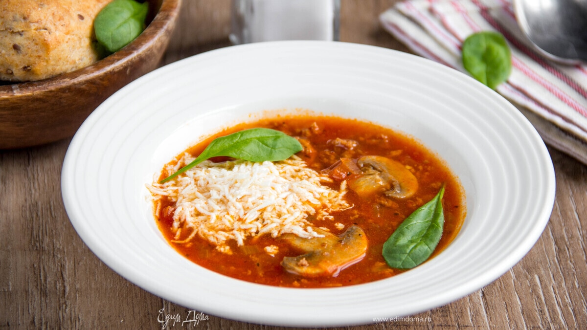 Томатный суп с грибами и фаршем