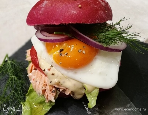 Бургер со свекольной бриошью и лососем Бургер со свекольной бриошью и лососем