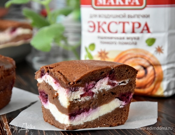 Шоколадный брауни с творогом и вишней