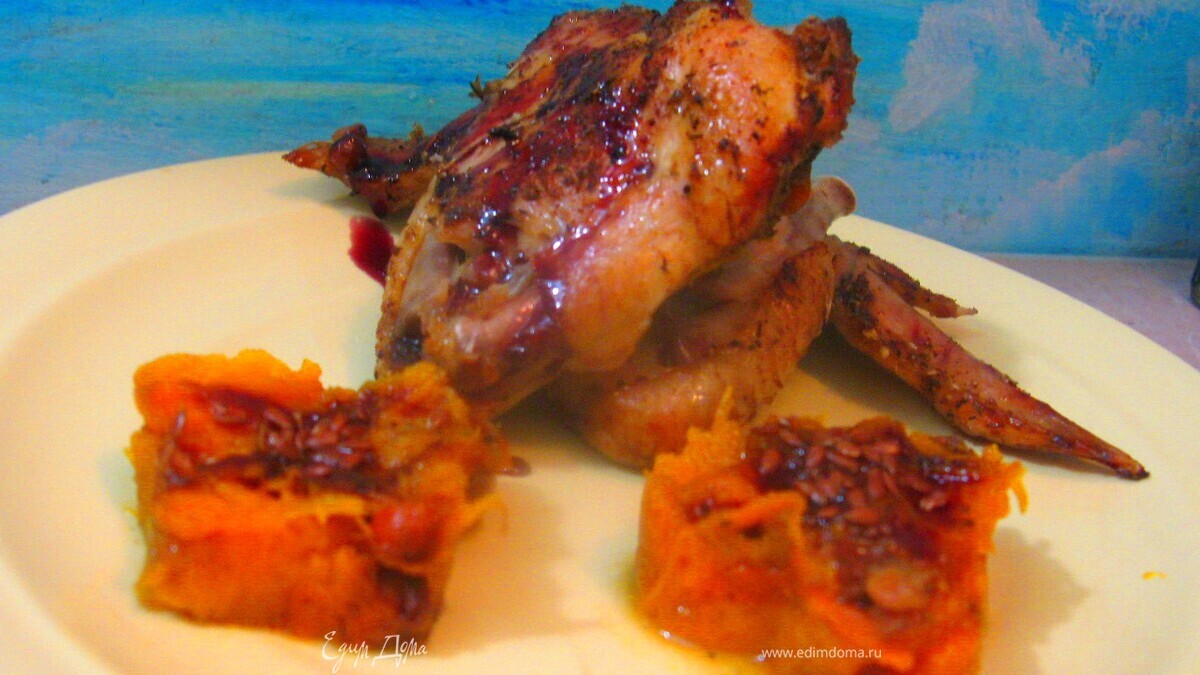 Куриные крылья на подушке из тыквенного мусса и калины