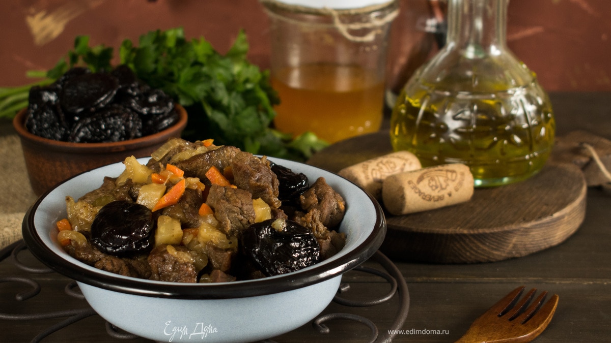 Жаркое из говядины с черносливом и сельдереем