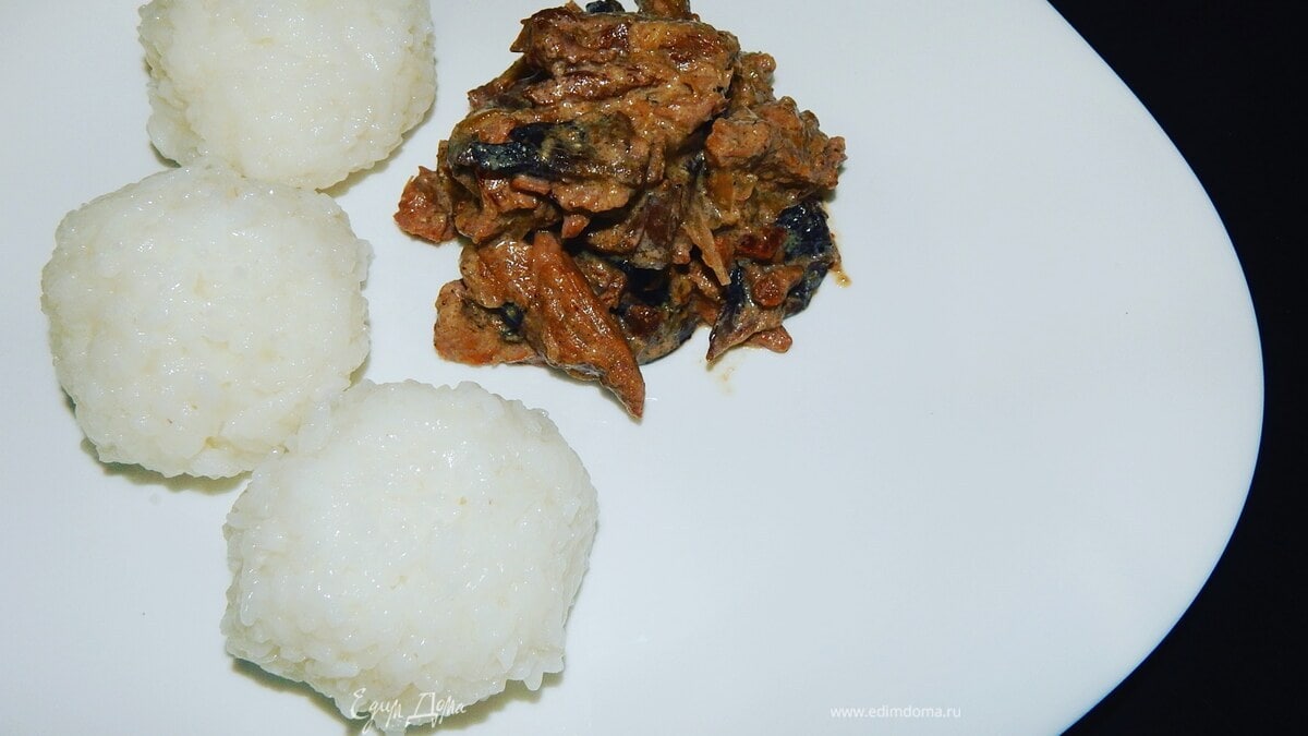 Говядина в сметанном соусе с рисом