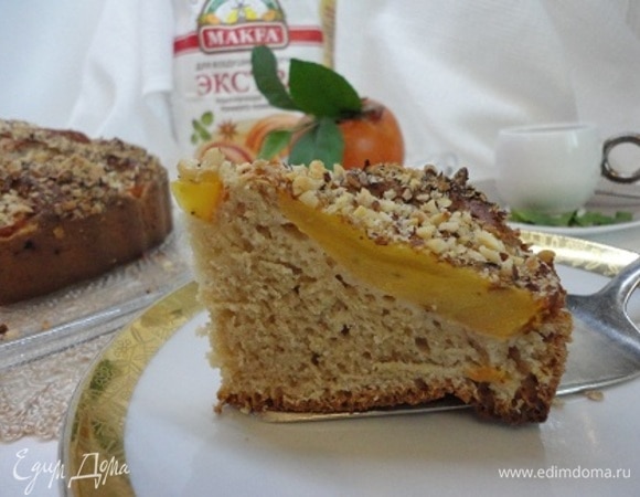 Пирог с хурмой и фундуком