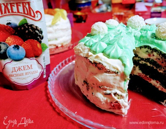 Бисквитный торт со шпинатом и свежими ягодами