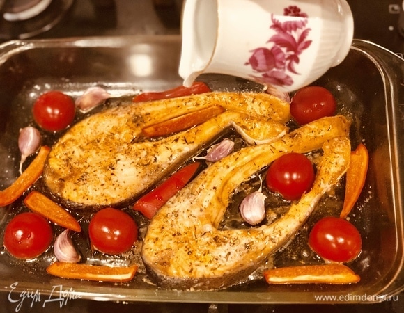 Запеченная форель с овощами и медово-чесночным соусом Запеченная форель с овощами и медово-чесночным соусом