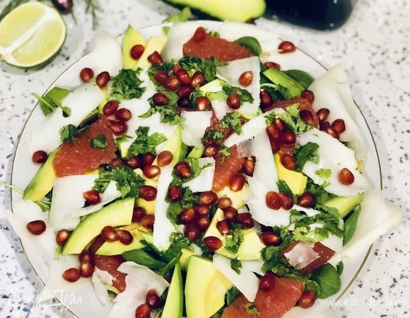 Салат с авокадо и грейпфрутом под соусом с кинзой и соком лайма