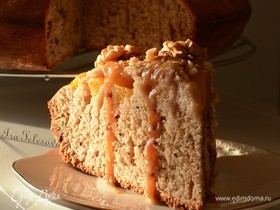 Ореховый пирог с карамелью и персиками
