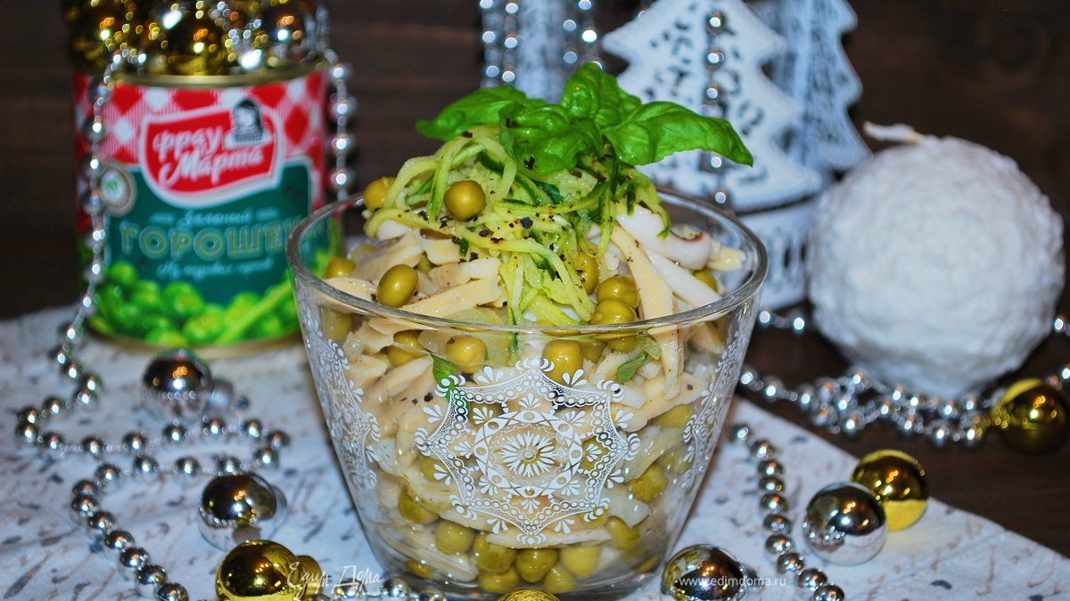 Салат из кальмара, зеленого горошка и пасты