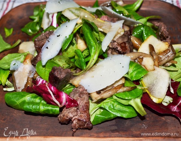 Изысканный салат с куриной печенью и грушей Изысканный салат с куриной печенью и грушей