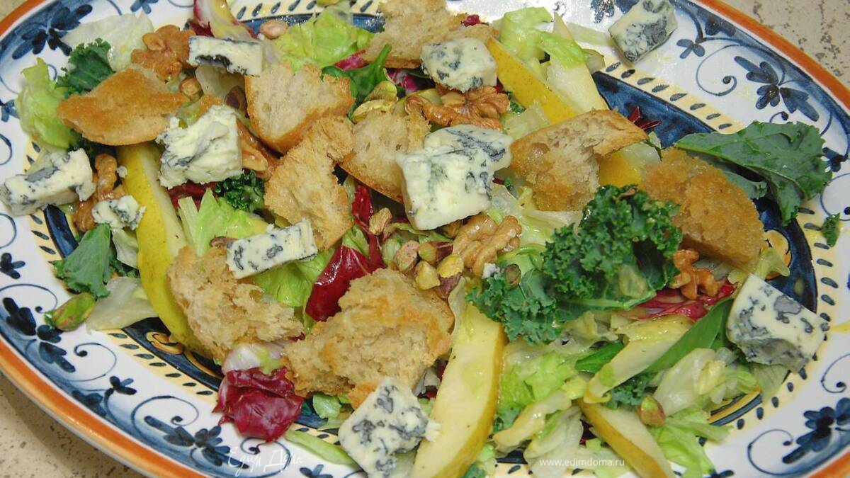 Зеленый салат с орехами, горгонзолой и грушей