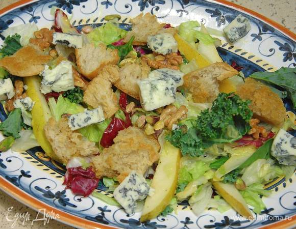 Зеленый салат с орехами, горгонзолой и грушей