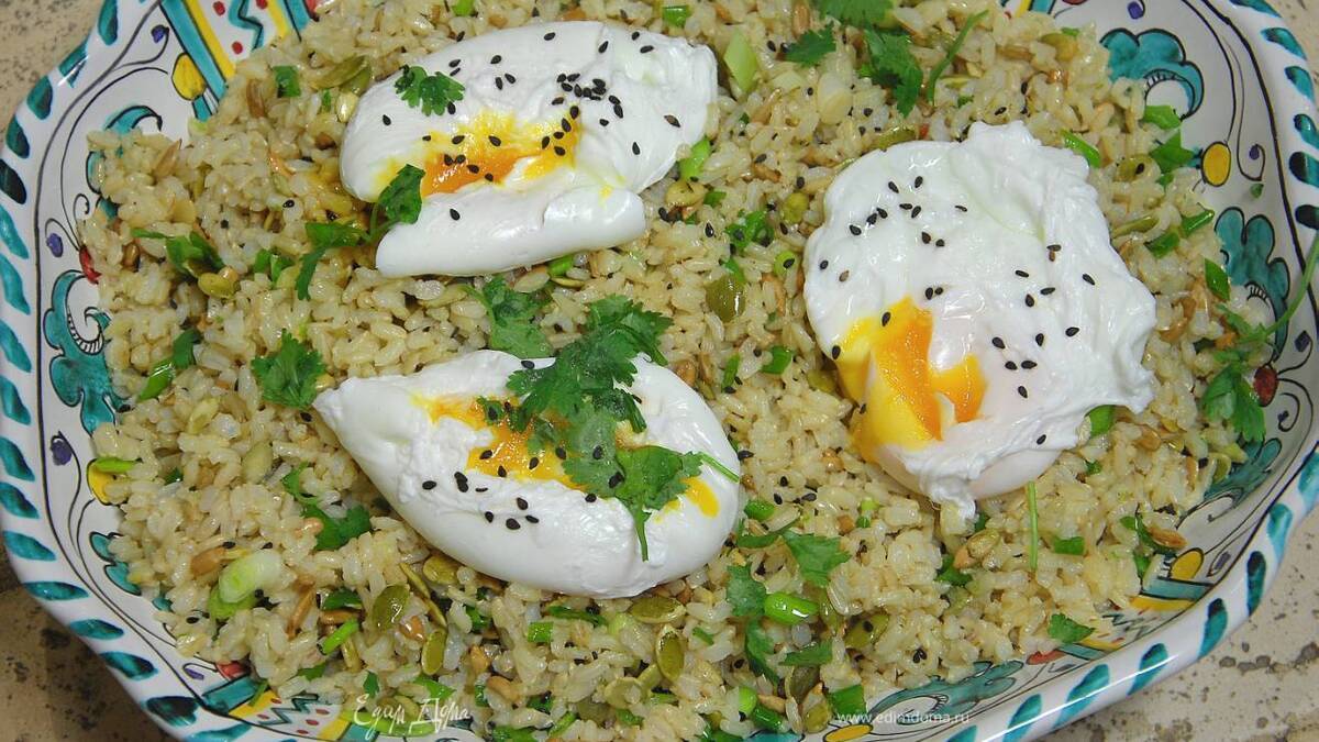 Рис с зеленым луком, семечками и яйцами пашот