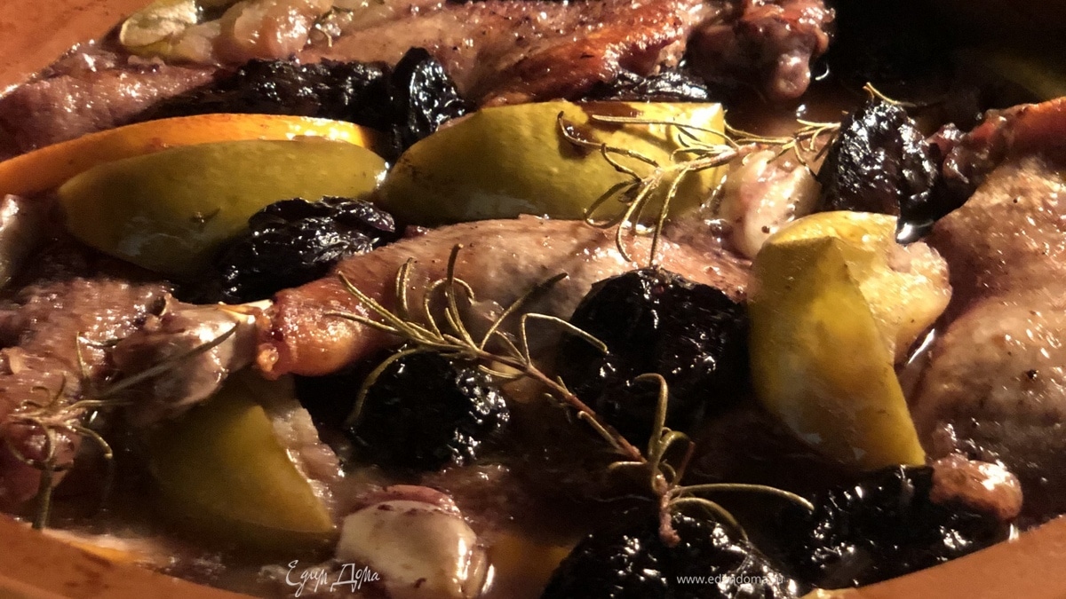 Утиные ножки с апельсином и черносливом в красном вине