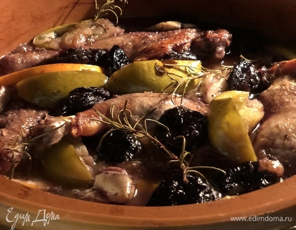 Утиные ножки с апельсином и черносливом в красном вине Утиные ножки с апельсином и черносливом в красном вине