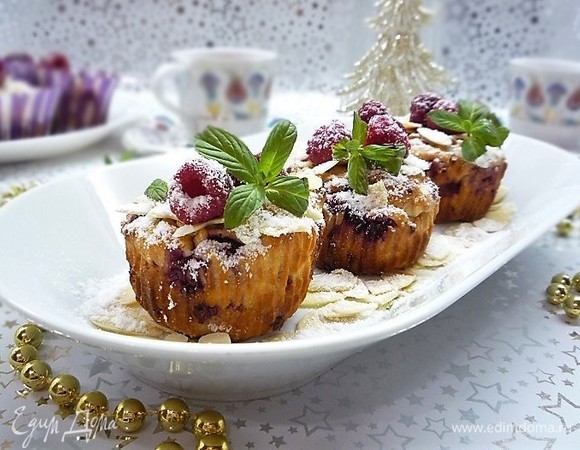 Творожные маффины с марципаном и малиной Творожные маффины с марципаном и малиной