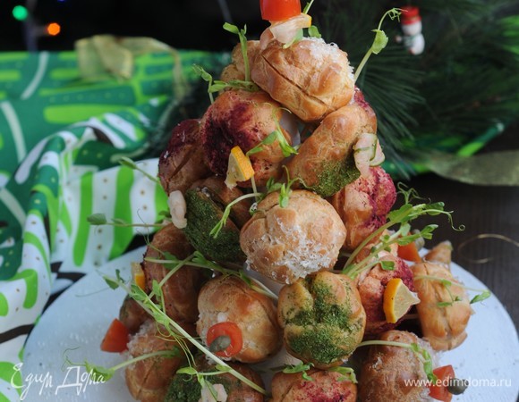 Новогодняя елка «Три сюжета»