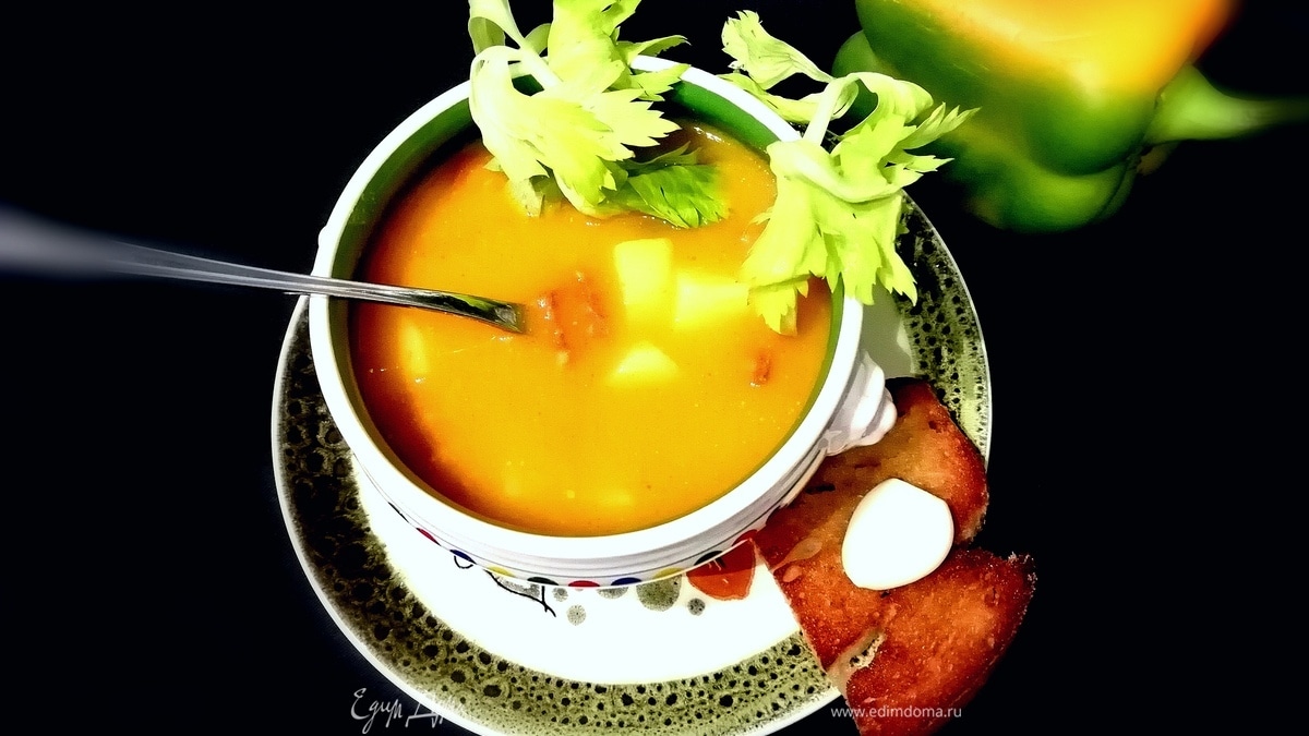 Суп из перцев с пряными колбасками