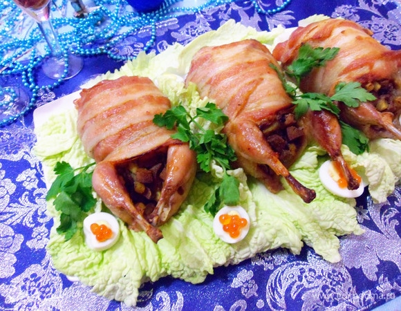 Перепела, фаршированные в беконе