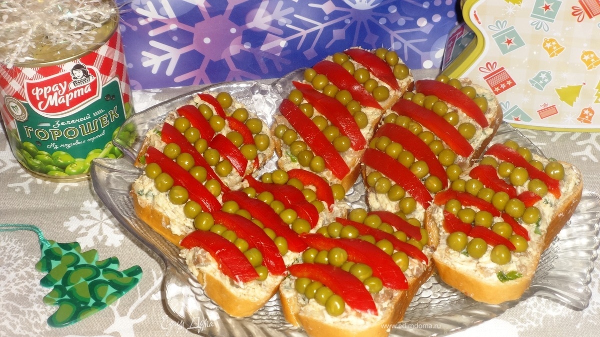 Бутерброды с селедочным маслом и горошком