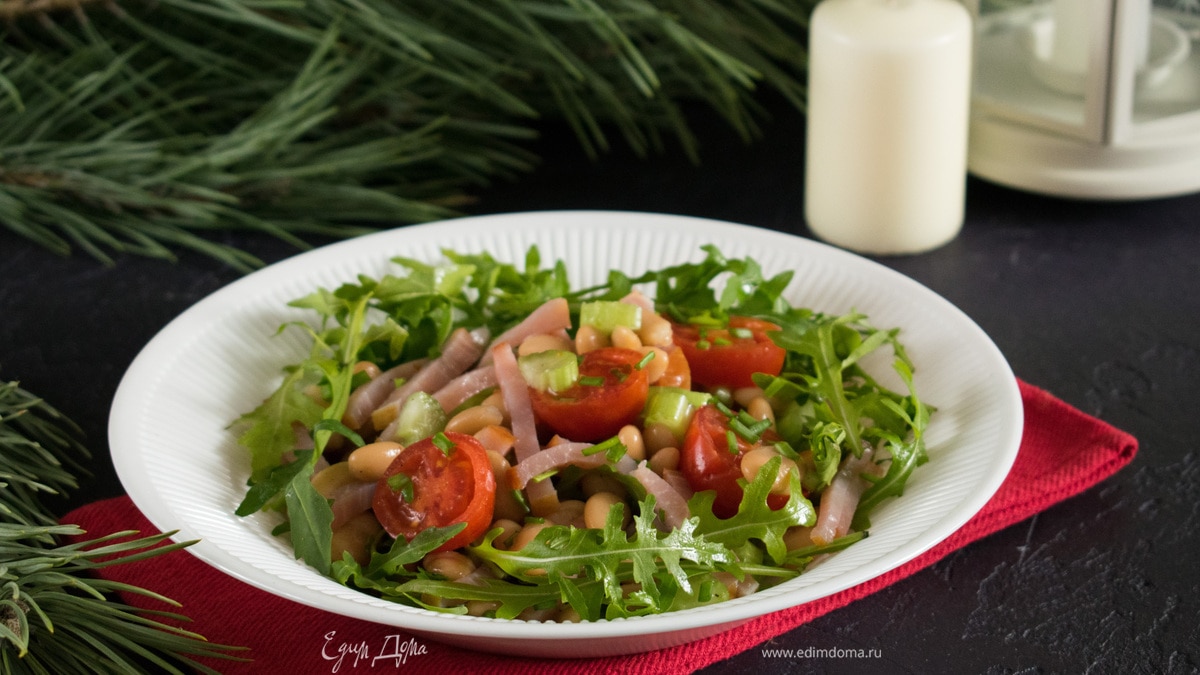 Салат с фасолью и копченостями