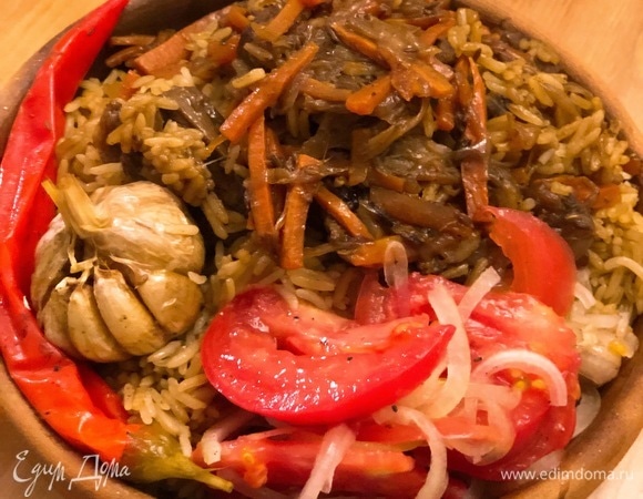 Плов с бараниной и салат «Аччик-чучук»