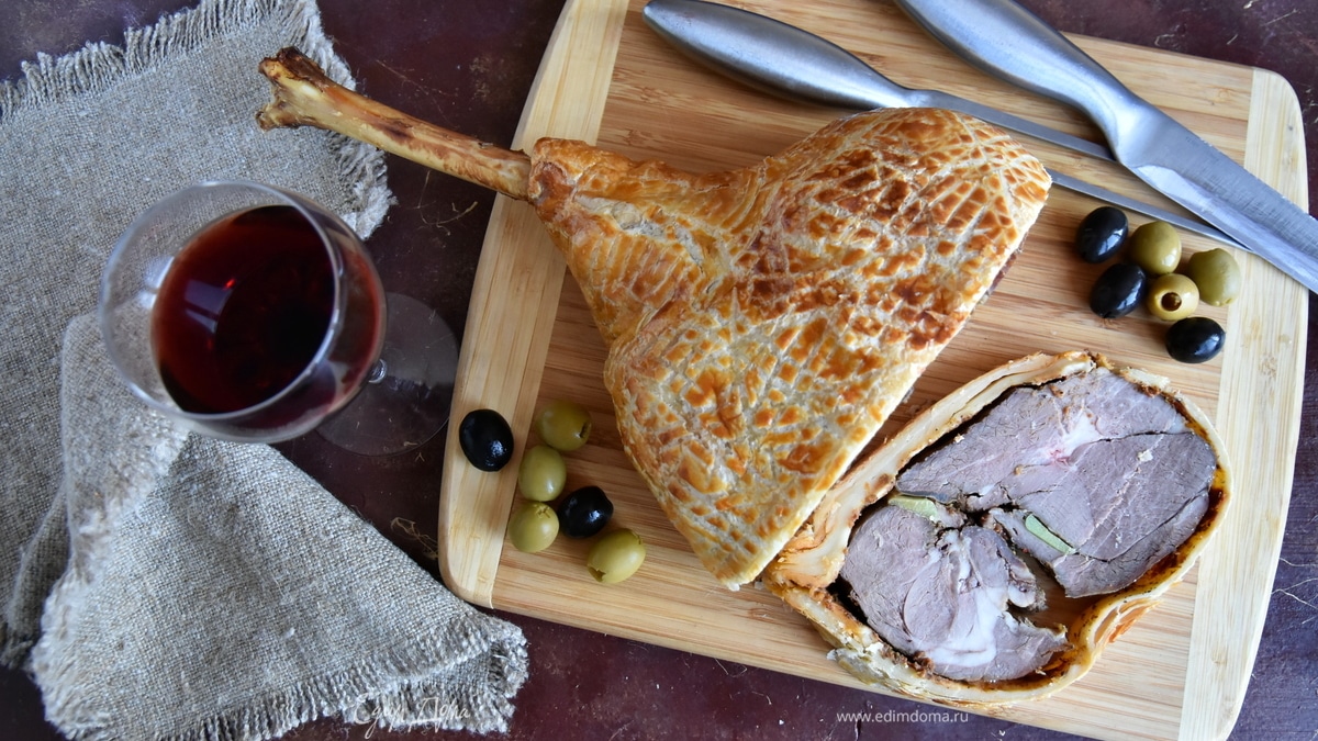 Баранья нога, запеченная в слоеном тесте