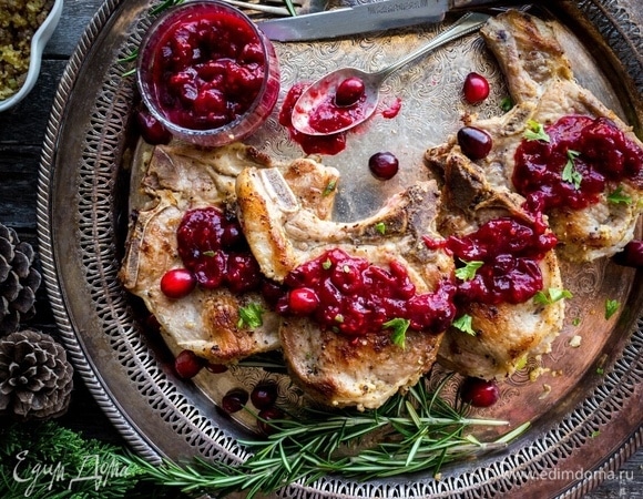 Фаршированные свиные отбивные с ягодным соусом