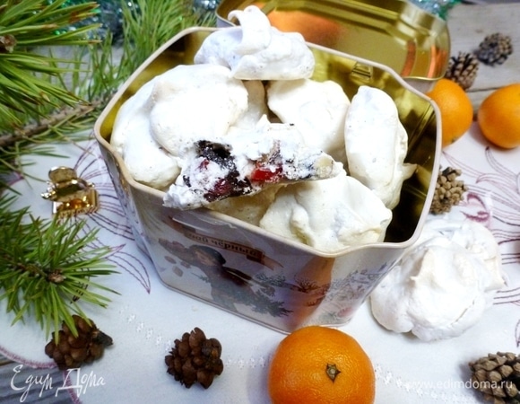 Безе с шоколадом, фундуком и вишней