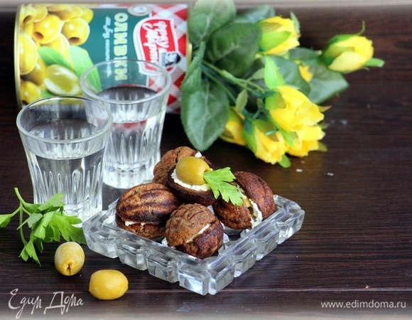 Острая закуска с оливками в хлебных орешках Острая закуска с оливками в хлебных орешках