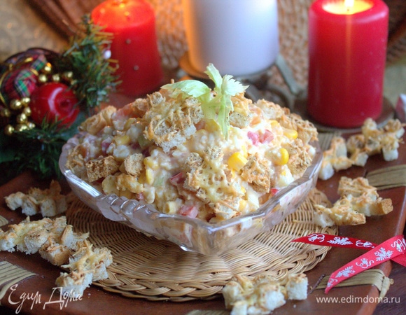 Рыбный салат с кукурузой и сырными гренками