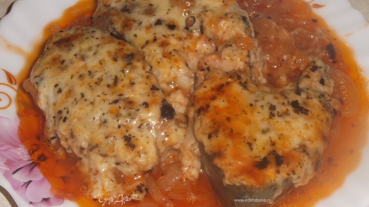 Горбуша, запеченная в томате с базиликом