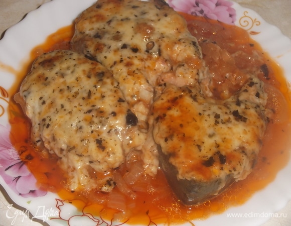 Горбуша, запеченная в томате с базиликом