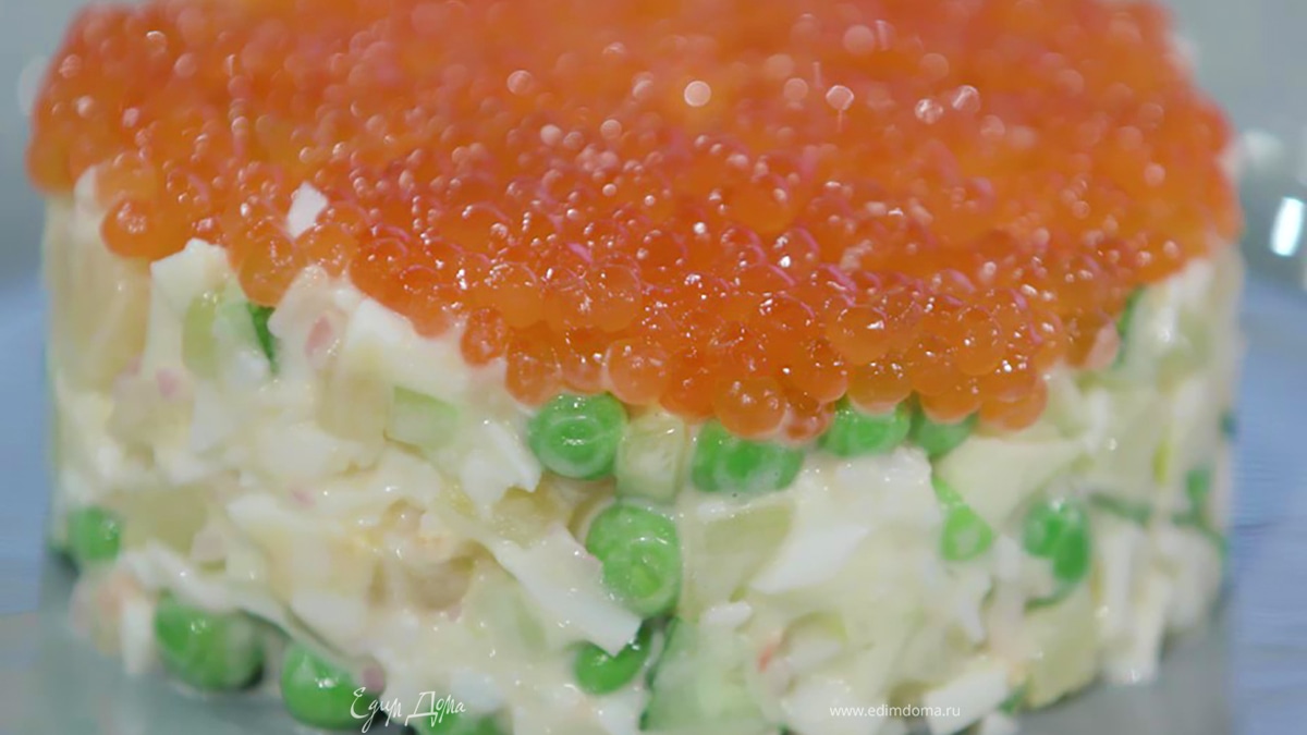 Салат оливье с крабом и красной икрой