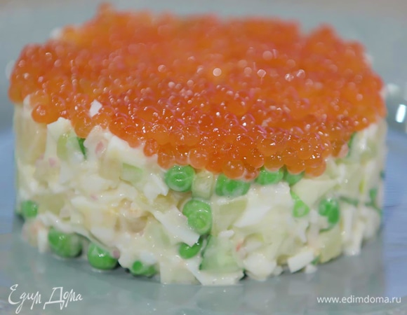 Салат оливье с крабом и красной икрой Салат оливье с крабом и красной икрой